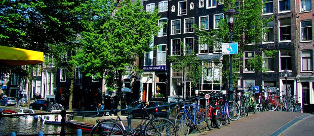 Bicicletas encostadas em canal na cidade de Amsterdam, na Holanda