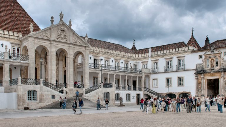Conheça a Universidade de Coimbra, uma tradição europeia
