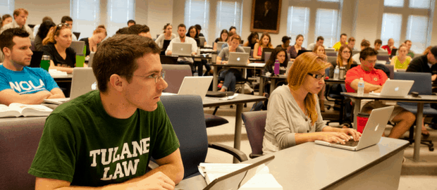 Estudantes em sala de aula de mestrado fora