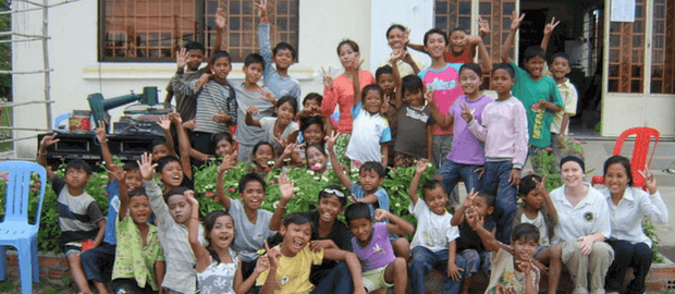 voluntário com crianças