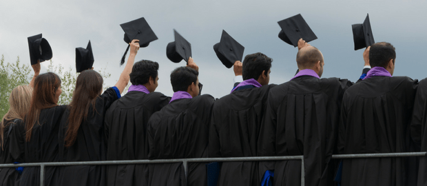 estudantes de MBA na cerimônia de formatura