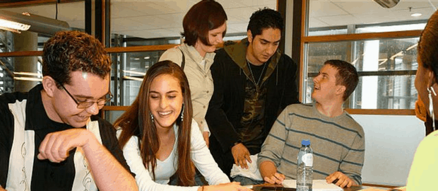 grupo de estudantes jovens reunidos