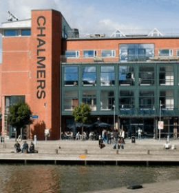 estudantes caminham em frente ao prédio da Chalmers University of Techbology, em Gotemburgo, Suécia