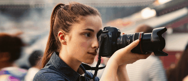 jovem mulher tirando foto com fundo de Japão desfocado
