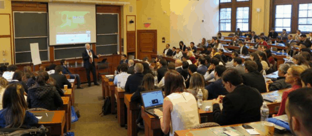 Jorge Paulo Lemann discursa no evento Brazil Conference, na Universidade de Harvard