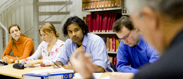 estudantes de doutorado conversando com orientador