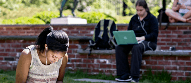 duas mulheres estudando em um campus universitário