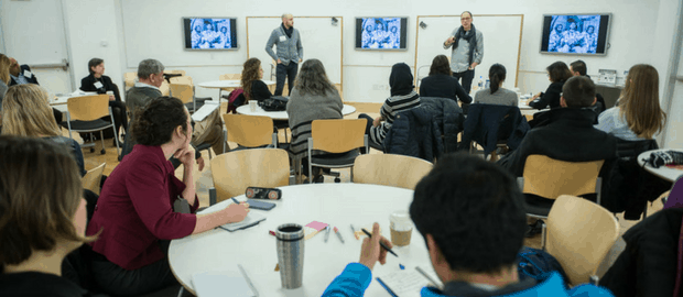 estudantes jovens em uma sala de aula moderna
