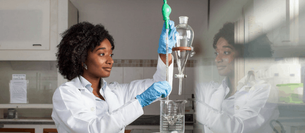 A brasileira Nadia Ayad realizando pesquisas em laboratório