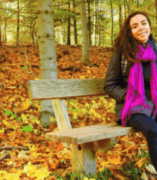 Jovem sentada em um bosque no outono