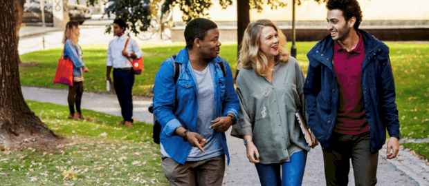 estudantes caminham em universidade da suécia