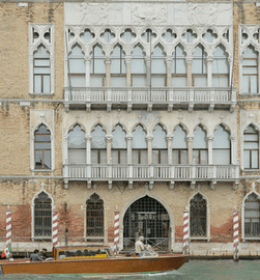Fachada da Ca'Foscari vista pelo Canal Grande, em Veneza