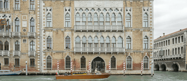 Fachada da Ca'Foscari vista pelo Canal Grande, em Veneza