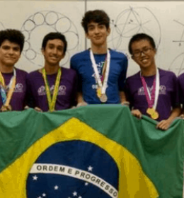 Jovens cariocas que participarão de torneio de Matemática de Harvard e MIT seguram a bandeira do Brasil