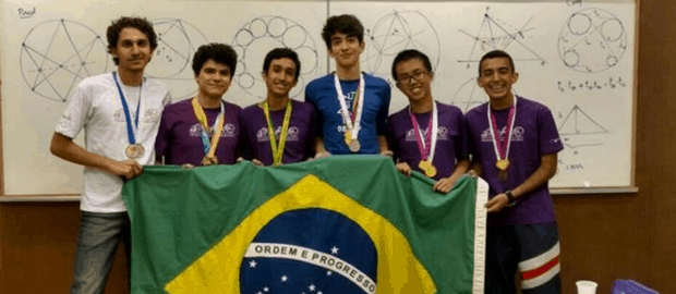 Jovens cariocas que participarão de torneio de Matemática de Harvard e MIT seguram a bandeira do Brasil