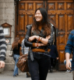 estudantes felizes na Trinity College Dublin