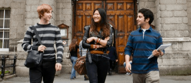 estudantes felizes na Trinity College Dublin