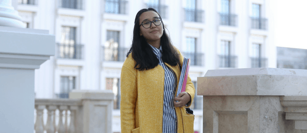 mulher estudante segurando livros