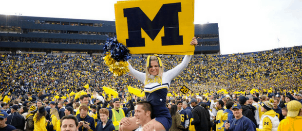 Líder de torcida da Universidade de Michigan, nos Estados Unidos