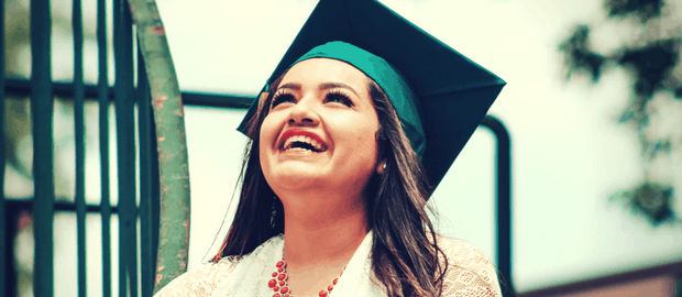 mulher sorrindo com chapéu de formatura