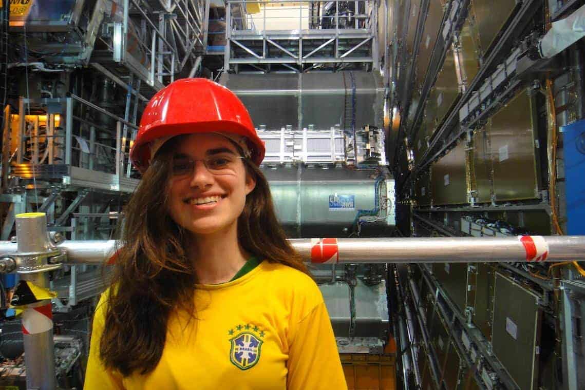 Brasileira Bárbara Cruvinel fez estágio no CERN, na Suíça