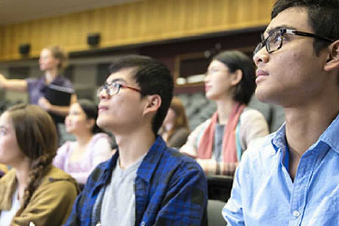 estudantes com bolsa do governo da Nova Zelândia em sala de aula