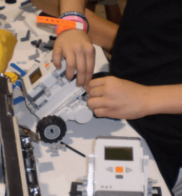 Jovens montando robôs com lego para a competição Moonbots, do Google