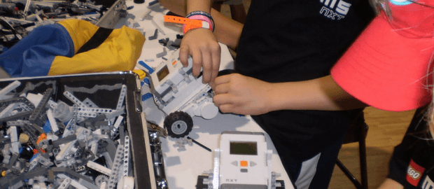 Jovens montando robôs com lego para a competição Moonbots, do Google