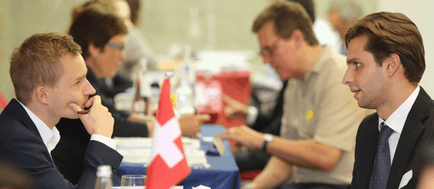 candidato conversa com representante de admissions em feira de mba