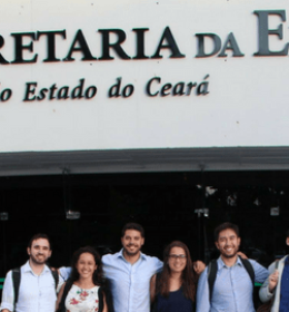 Participantes do Summer Internship do Vetor Brasil em frente ao prédio da Secretaria de Educação do Ceará