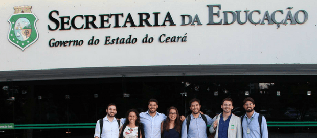 Participantes do Summer Internship do Vetor Brasil em frente ao prédio da Secretaria de Educação do Ceará