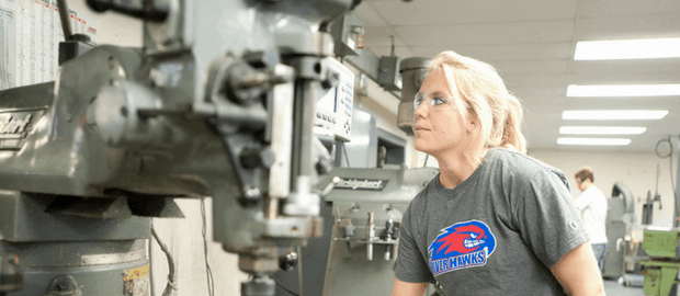 estudante mulher operando máquina