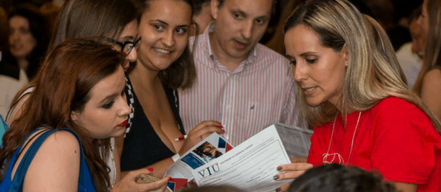 Participantes conversam na feira EducationUSA