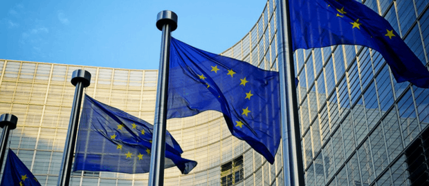 Bandeiras em frente à Comissão Europeia