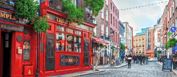 Fachada de pub na cidade de Dublin, Irlanda