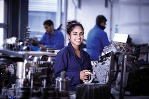 mulher engenheira operando máquinas