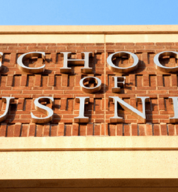 fachada de prédio de escola de negócios