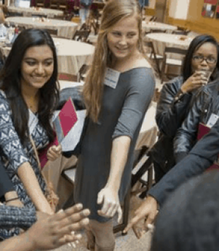 mulheres participantes de clubes estudantis para mulheres em universidades americanas