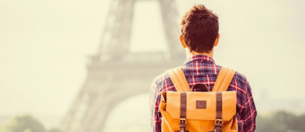 estudante de intercâmbio olhando a Torrei Eiffel