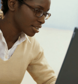 mulher negra usando o computador