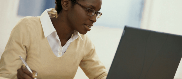 mulher negra usando o computador