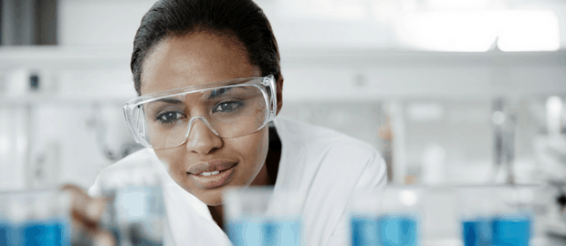 mulher cientista no laboratório