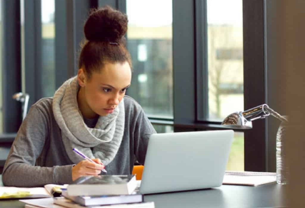 jovem estudando em frente ao computador