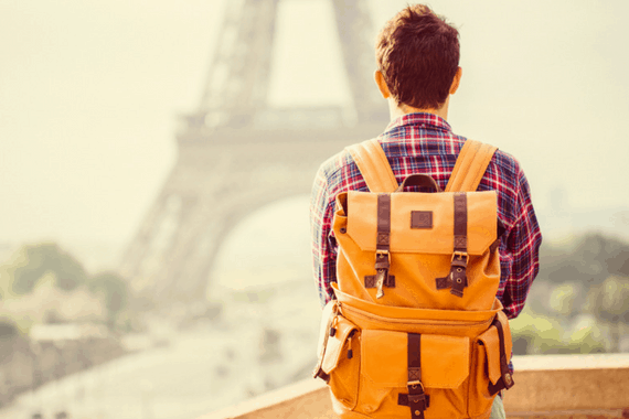 estudante de intercâmbio olhando a Torre Eiffel