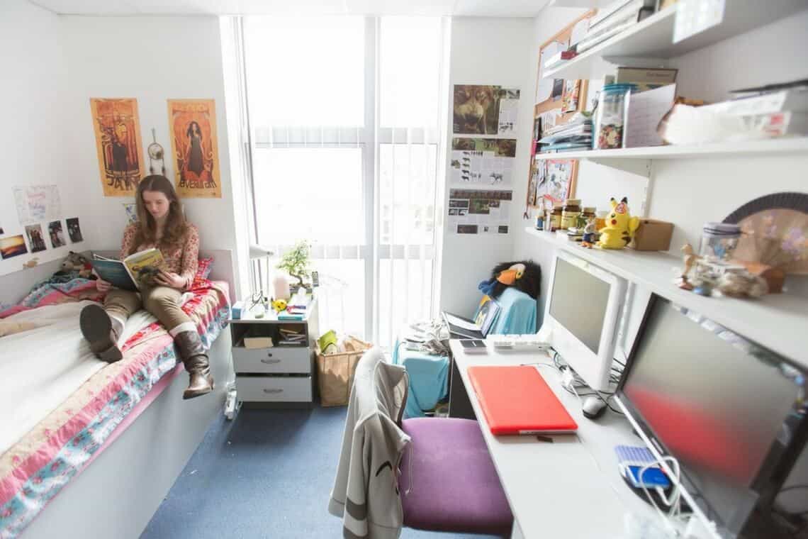 Estudante em quarto de alojamento na Europa