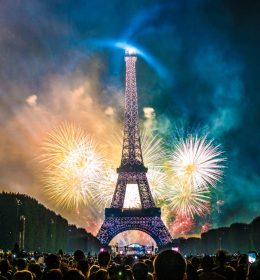 Fogos de artifício na Torre Eiffel no Dia da Bastilha - bolsas de estudo na França