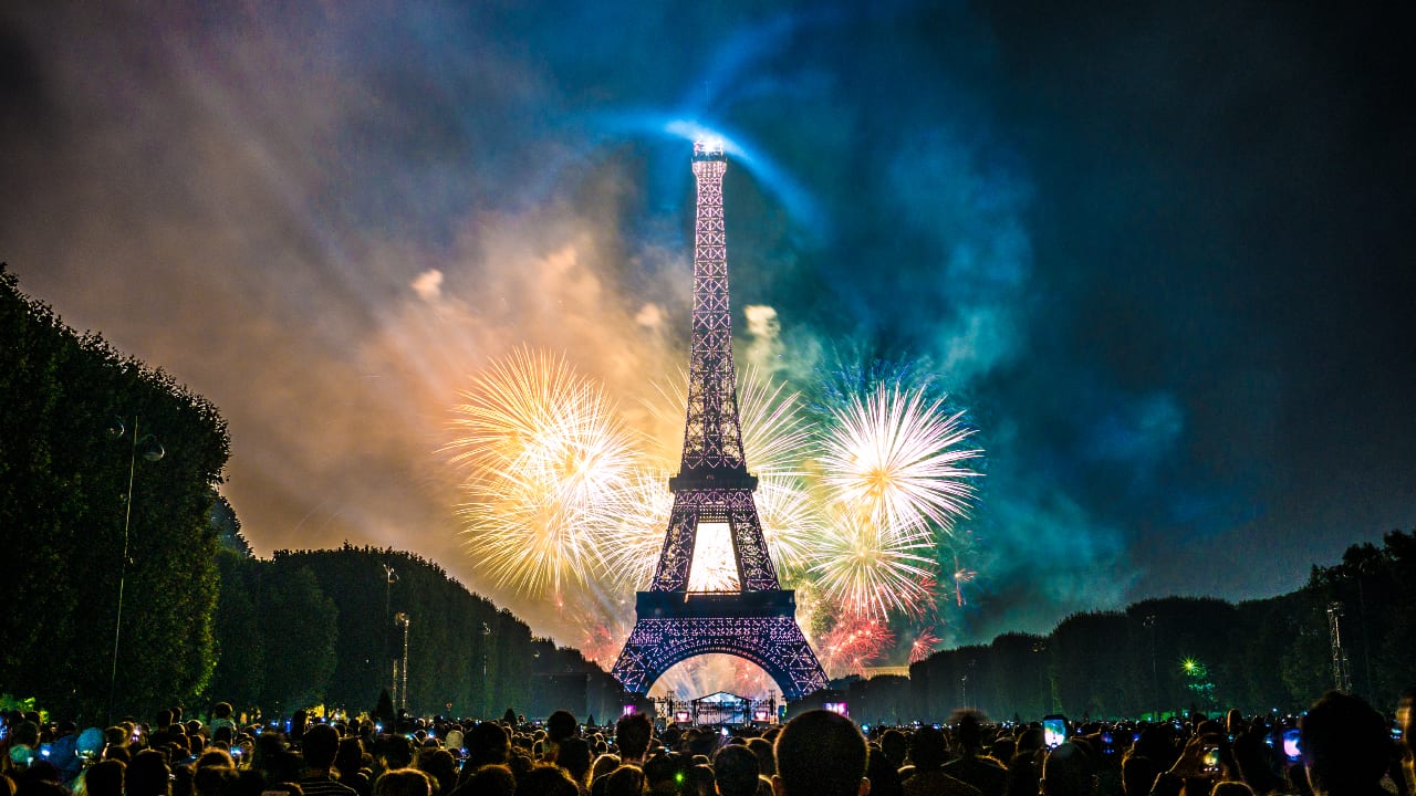 Fogos de artifício na Torre Eiffel no Dia da Bastilha - bolsas de estudo na França