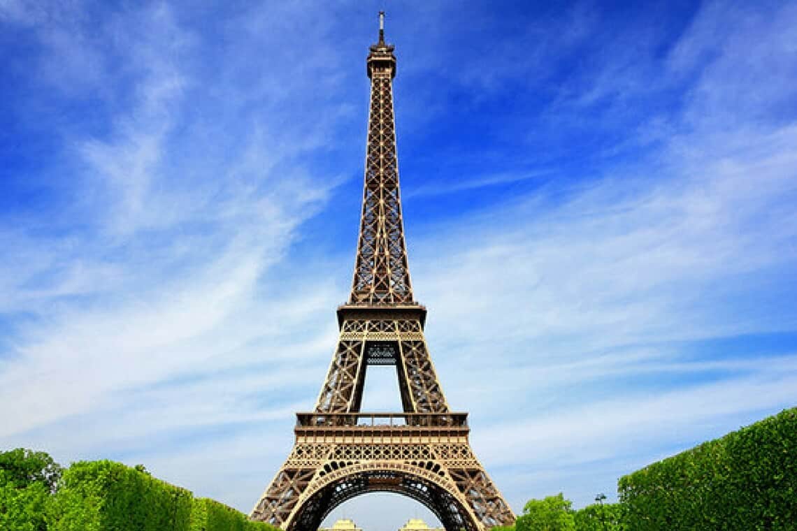 torre eiffel, em paris, na França - bolsas para brasileiros darem aula de português