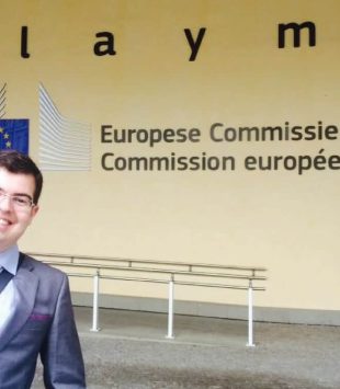 Diego em seu estágio na Comissão Europeia