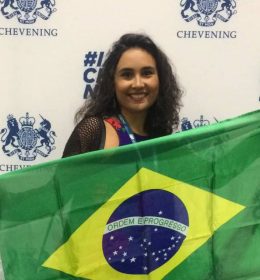 Brasileira fala sobre como é ser mãe e fazer mestrado no exterior